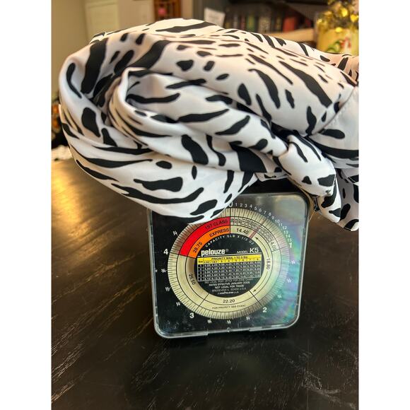 90s Liz Baker- Snow Leopard- Silky Blouse- oversized Med- Shoulder Pads academia - Picture 7 of 7